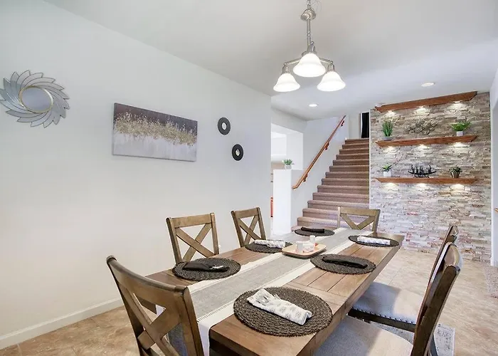 King 5br Tranquil Lux Retreat: Pool, Theater, Fun!