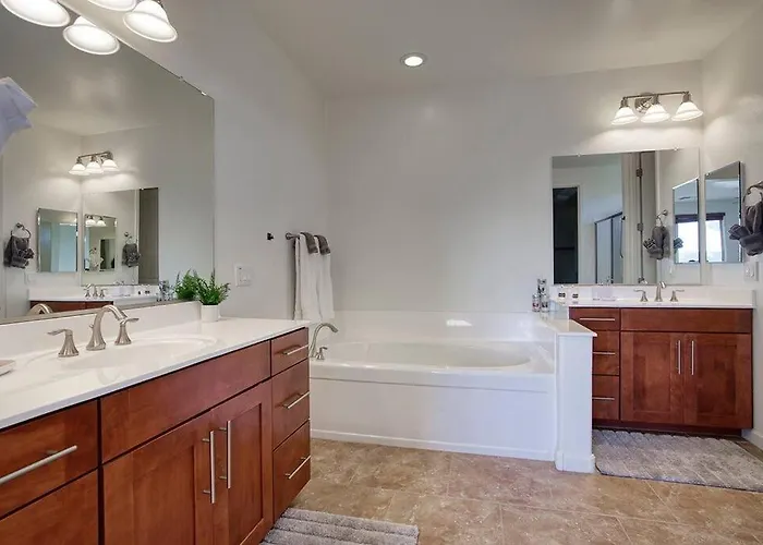 Ferienhaus King 5br Tranquil Lux Retreat: Pool, Theater, Fun!