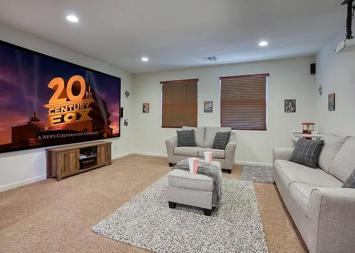 King 5br Tranquil Lux Retreat: Pool, Theater, Fun! Ferienhaus Phoenix