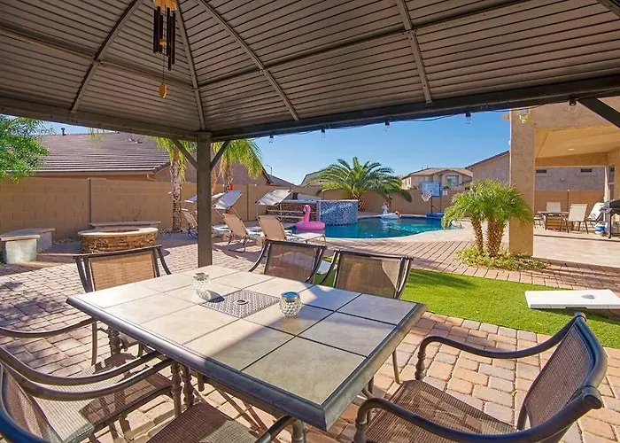 King 5br Tranquil Lux Retreat: Pool, Theater, Fun! Ferienhaus